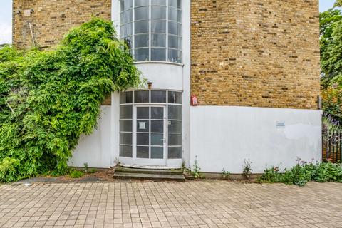 3 bedroom flat to rent, Grove Lane, London SE5