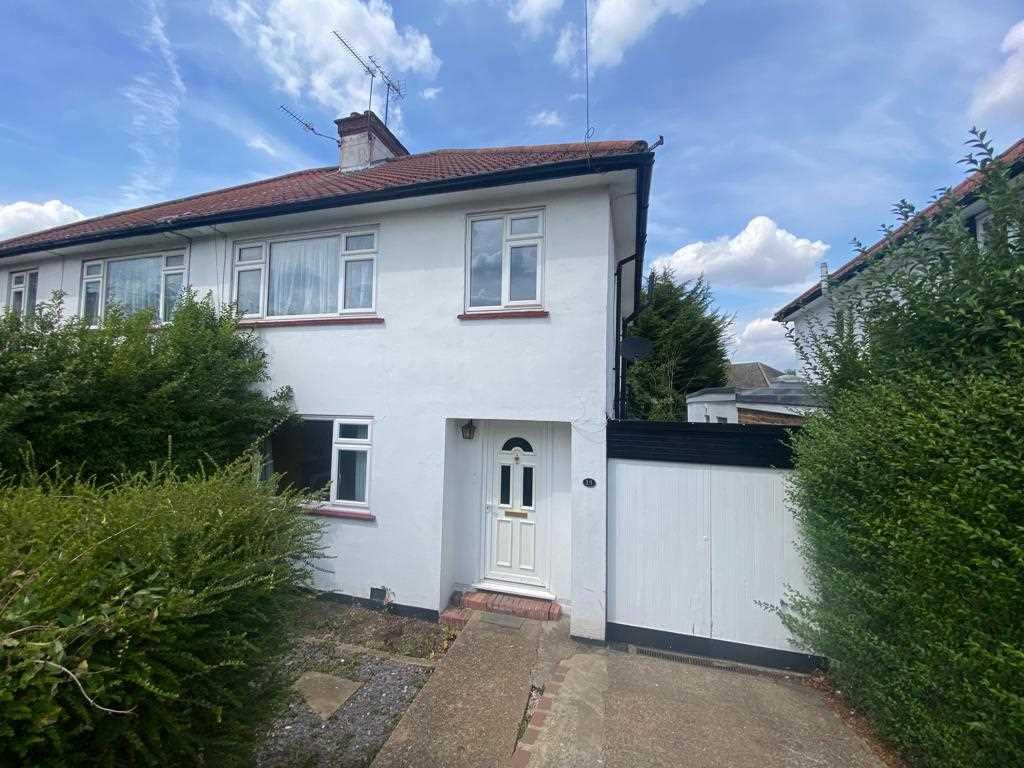 Laurel Gardens, Mill Hill, London 3 bed semidetached house £2,000 pcm (£462 pw)