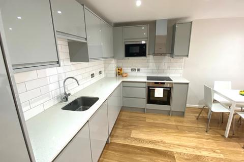 2 bedroom flat to rent, Flat 13 Signal House , 137 Great Suffolk Street, London