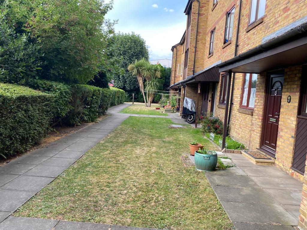 St. Stephens Road, Hounslow TW3 2 bed flat £1,300 pcm (£300 pw)