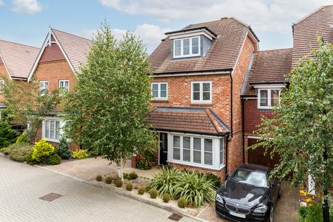 17 Oakgrove, Caterham, CR3 5WE