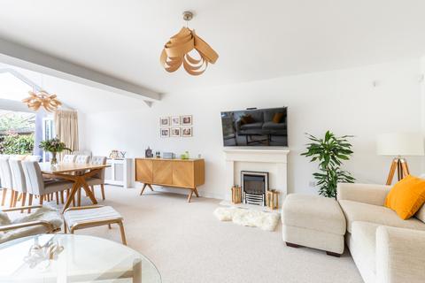 17 Oakgrove, Caterham, CR3 5WE