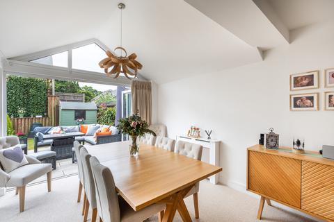 17 Oakgrove, Caterham, CR3 5WE