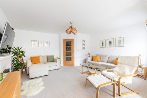 17 Oakgrove, Caterham, CR3 5WE