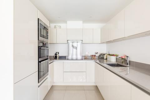 17 Oakgrove, Caterham, CR3 5WE