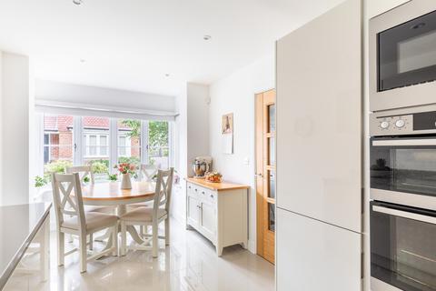 17 Oakgrove, Caterham, CR3 5WE
