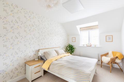 17 Oakgrove, Caterham, CR3 5WE