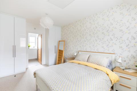 17 Oakgrove, Caterham, CR3 5WE