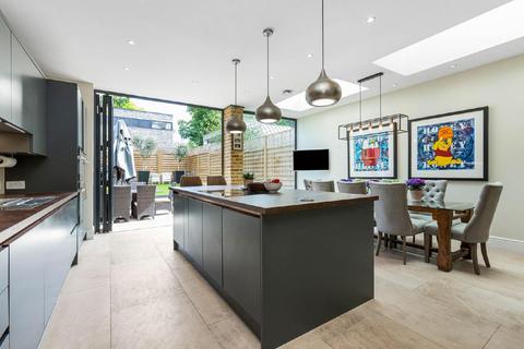 13 Raleigh Gardens, London, SW2 1AD