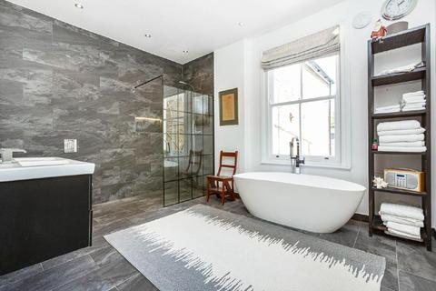 13 Raleigh Gardens, London, SW2 1AD