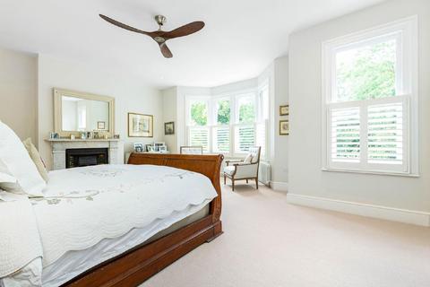 13 Raleigh Gardens, London, SW2 1AD