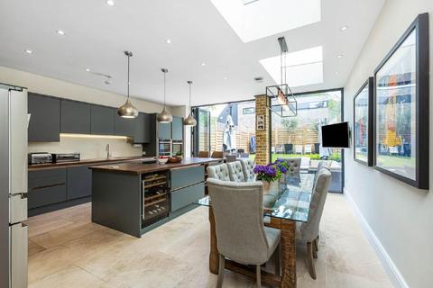 13 Raleigh Gardens, London, SW2 1AD
