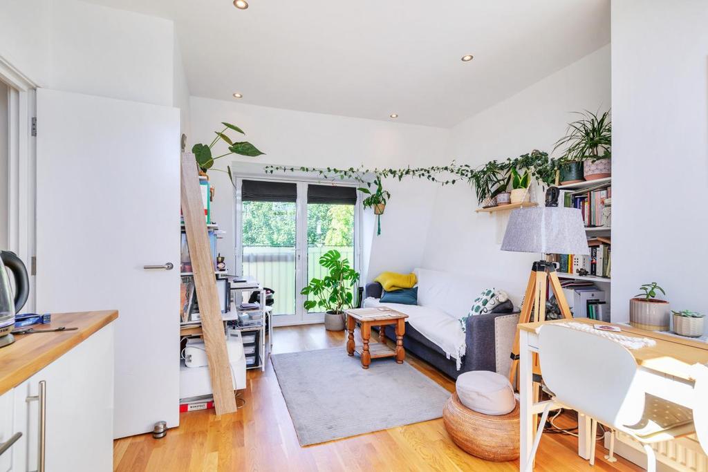 Marius Road, Balham 1 bed flat for sale £375,000
