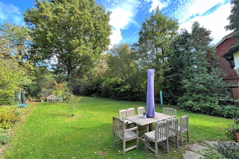 Grove Road, Cranleigh 5 bed detached house - £1,000,000