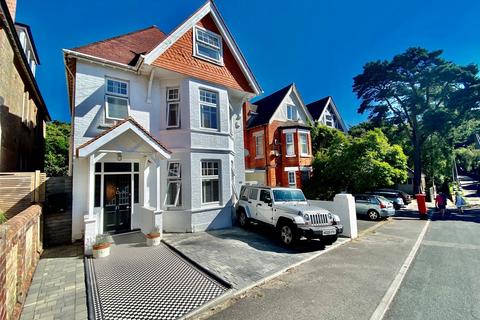 31 Beaulieu Road, Bournemouth, BH4 8HY
