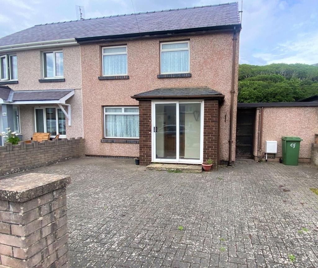 32 Heol Y Llan, Barmouth, LL42 1LD 2 bed semidetached house for sale