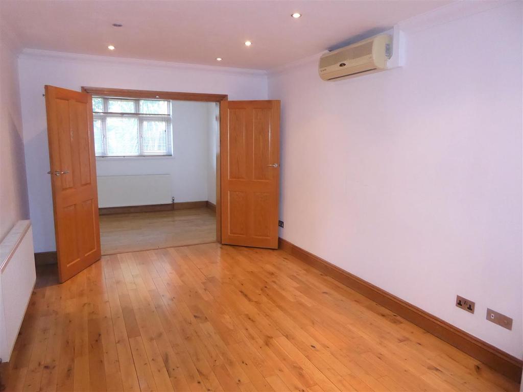 North Drive, Hounslow 4 bed semidetached house £725,000