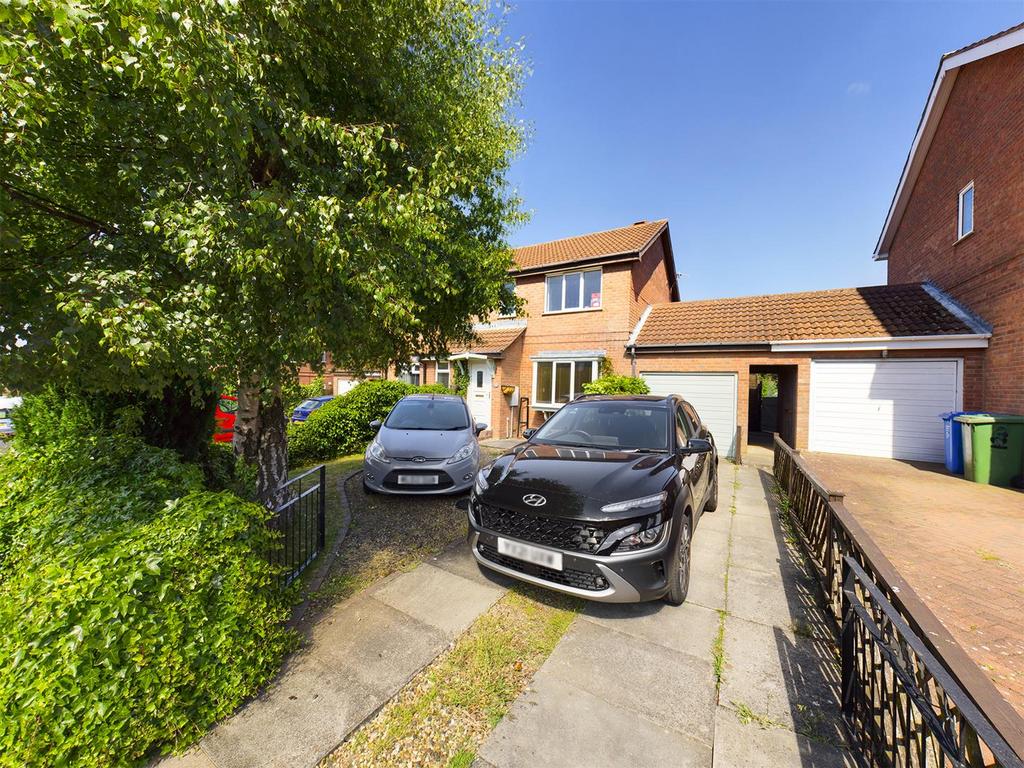 Hovingham Drive, Scarborough 3 bed semidetached house £210,000