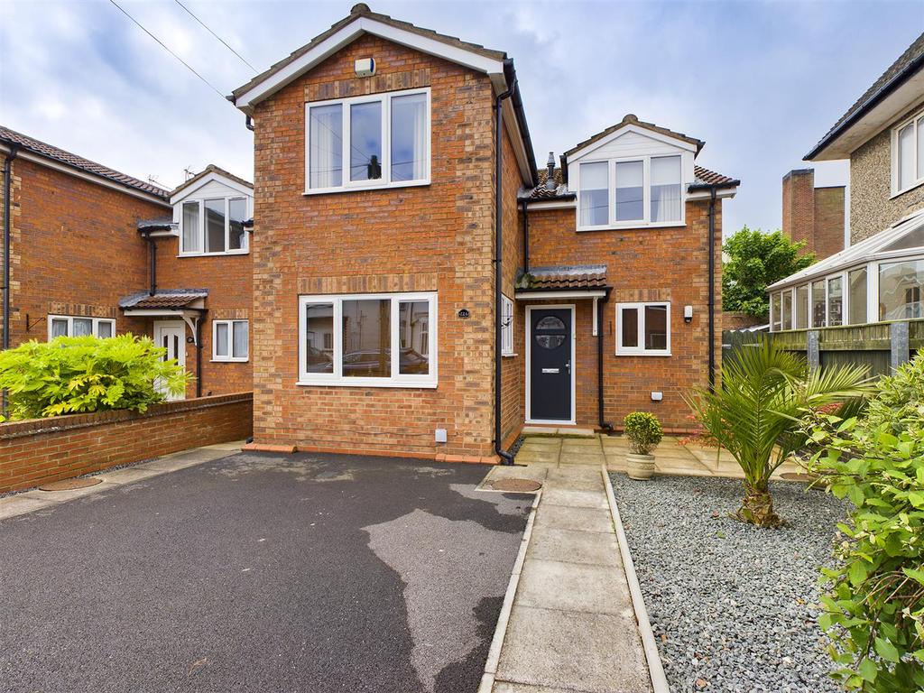 A Lamplugh Road, Bridlington 4 bed detached house £320,000