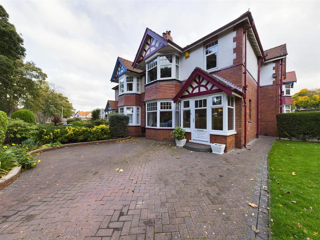 Peasholm Drive, Scarborough, North... 6 bed semidetached house £350,000
