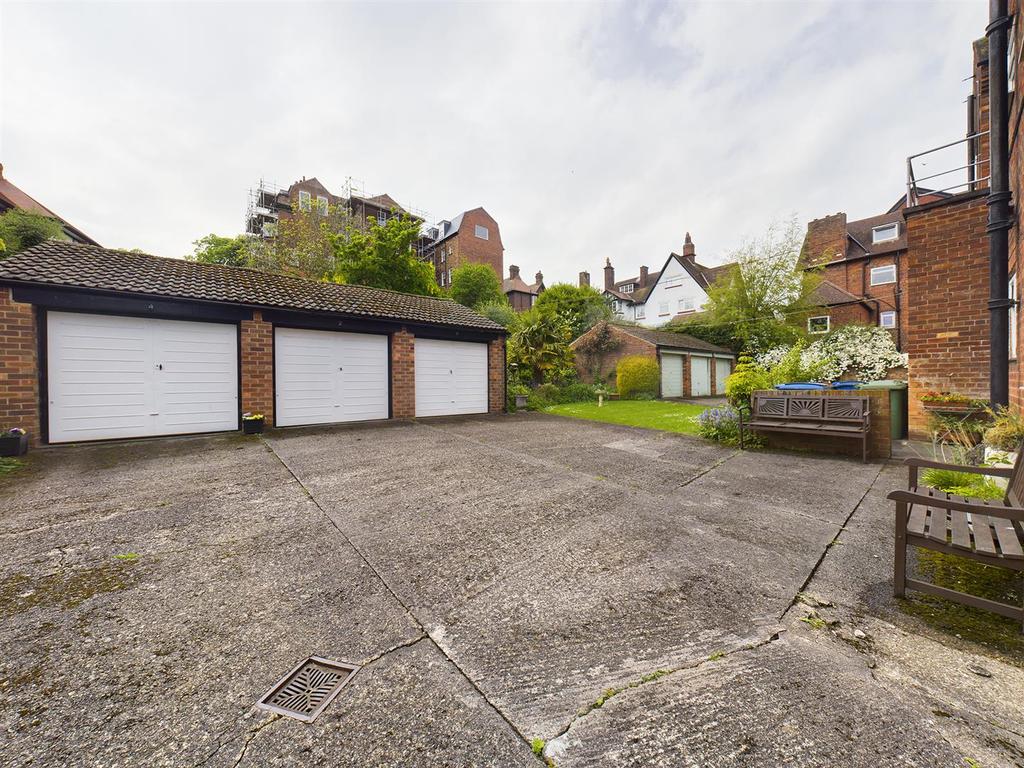 Holbeck Manor, Holbeck Avenue... 2 bed house £170,000