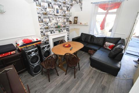 3 bedroom terraced house for sale - Southampton Street, off Otley Road, BD3