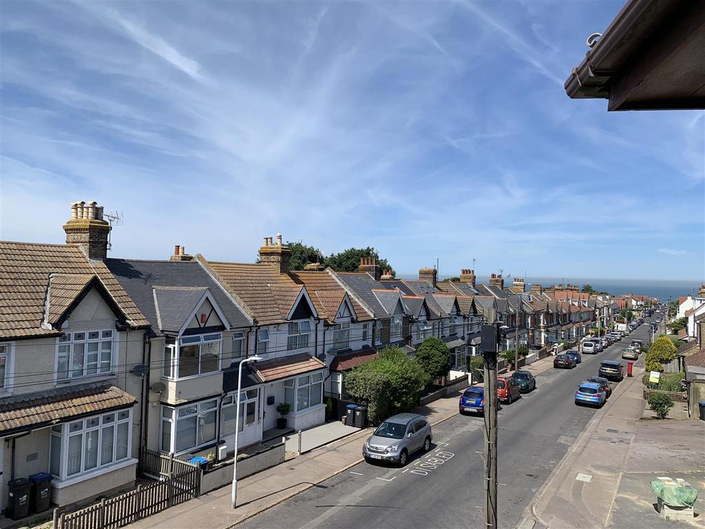 Hill Road, Broadstairs 2 bed flat £950 pcm (£219 pw)