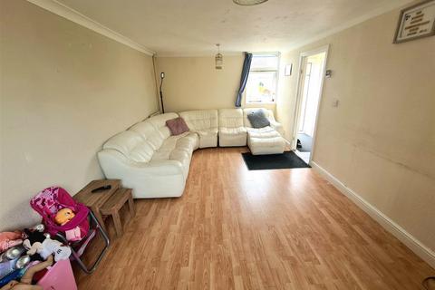 11 Thorntons Way, Nuneaton, CV10 8NR