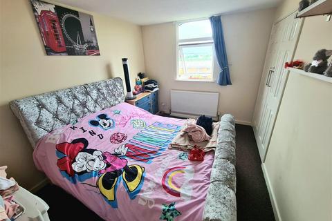 11 Thorntons Way, Nuneaton, CV10 8NR