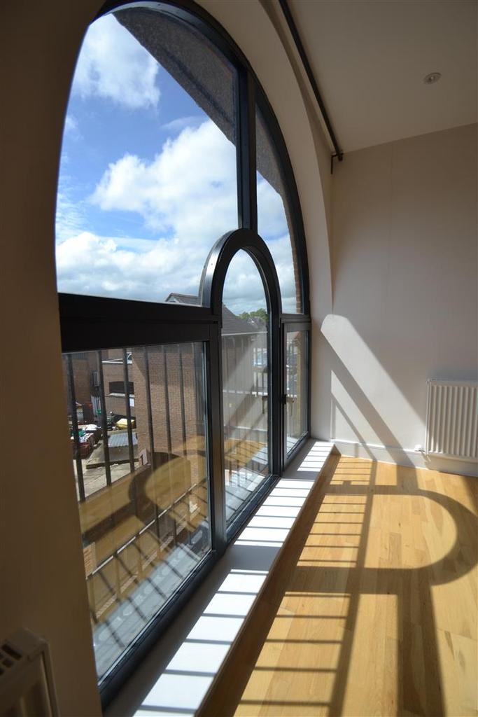 Consort Way, Horley 1 bed flat £975 pcm (£225 pw)