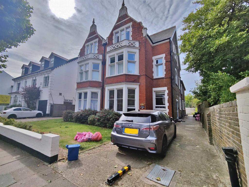 St Vincents Road, Westcliff On Sea 2 bed flat £1,195 pcm (£276 pw)