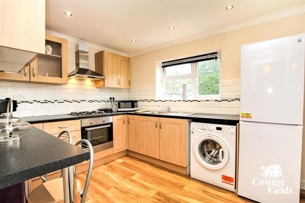 Cotlandswick, London Colney, St. Albans 2 bed flat £1,300 pcm (£300 pw)