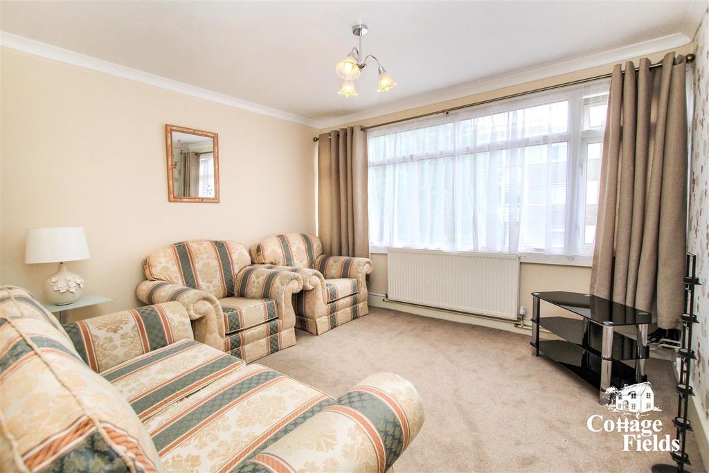 Cotlandswick, London Colney, St. Albans 2 bed flat £1,300 pcm (£300 pw)