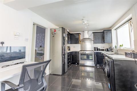 16 Treegarth Square, Nottingham, NG5 5QZ