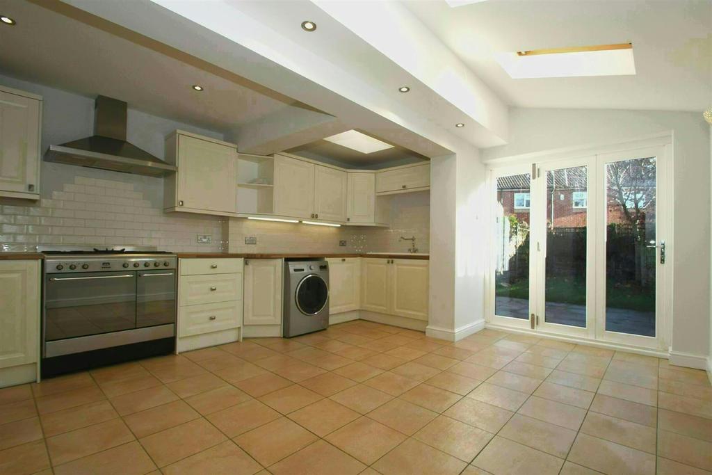 Priory Street, Bowdon 3 bed terraced house £1,550 pcm (£358 pw)