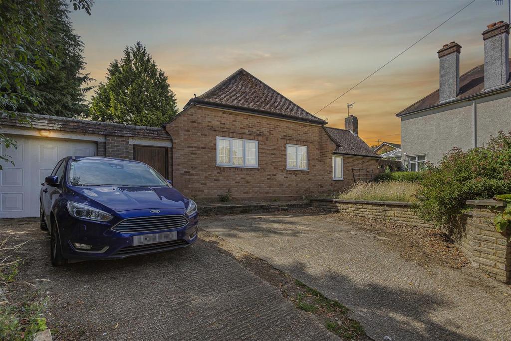 Green End Road, Hemel Hempstead, HP1 3 bed detached bungalow £650,000