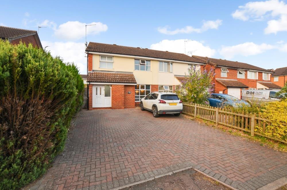 Saimon Close, Brackley 3 bed semidetached house £350,000
