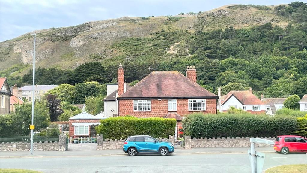 Gloddaeth Avenue, Llandudno 1 bed retirement property £75,000