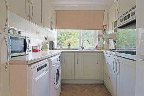 19 Victoria Close, Horley, RH6 7AP