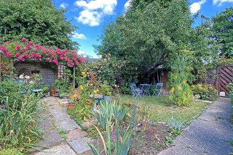 19 Victoria Close, Horley, RH6 7AP