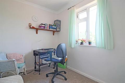 19 Victoria Close, Horley, RH6 7AP