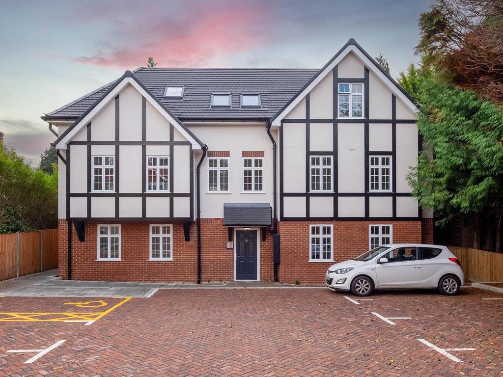 Green Lane, Purley 2 bed apartment £430,000