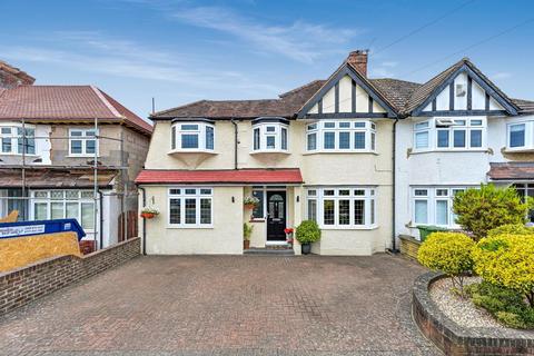 89 Walsingham Gardens, Epsom, KT19 0LT
