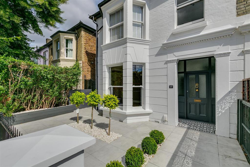 Wellesley Road, London, W4 2 bed flat for sale £799,950