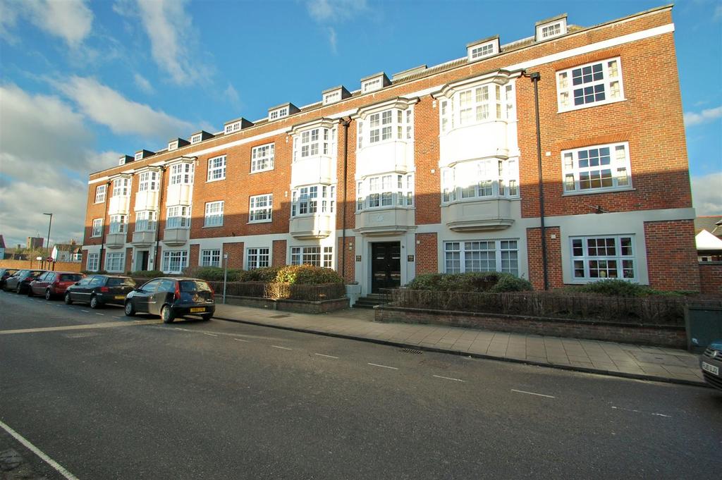 Swan Street, Petersfield 2 bed flat for sale £295,000