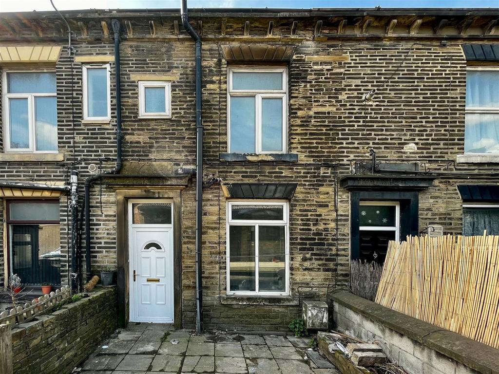 Wakefield Road, Brighouse 2 bed terraced house £60,000
