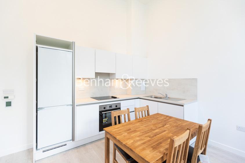 Carnation Gardens, Hayes UB3 1 bed apartment £1,350 pcm (£312 pw)