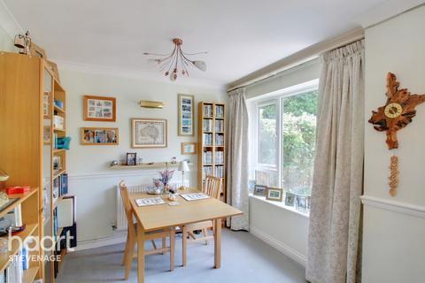 2 bedroom semi-detached bungalow for sale - Walsham Close, Stevenage