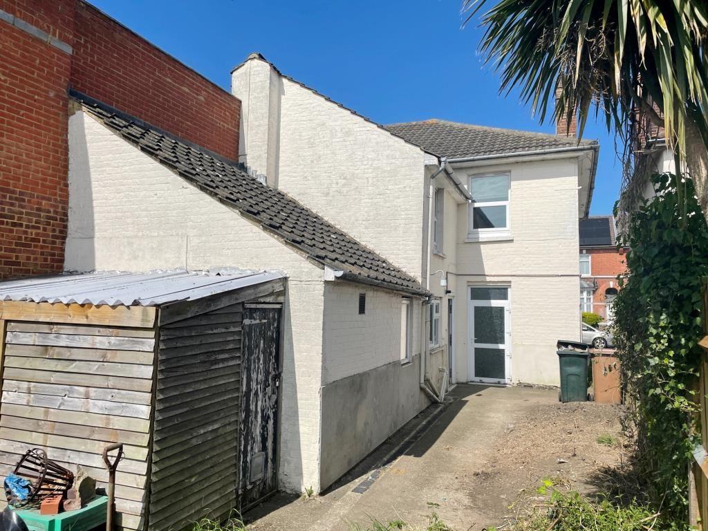 103 Beaver Road, Ashford, Kent, TN23 7SF 4 bed flat £60,000