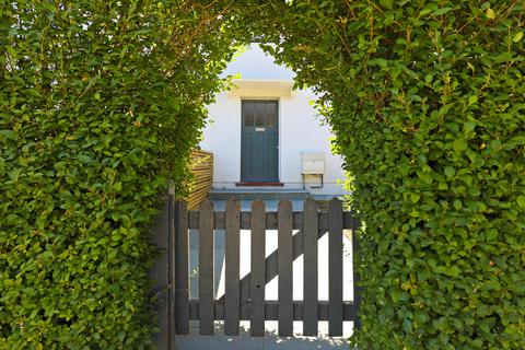 1 Rose Gardens, London, W5 4JU